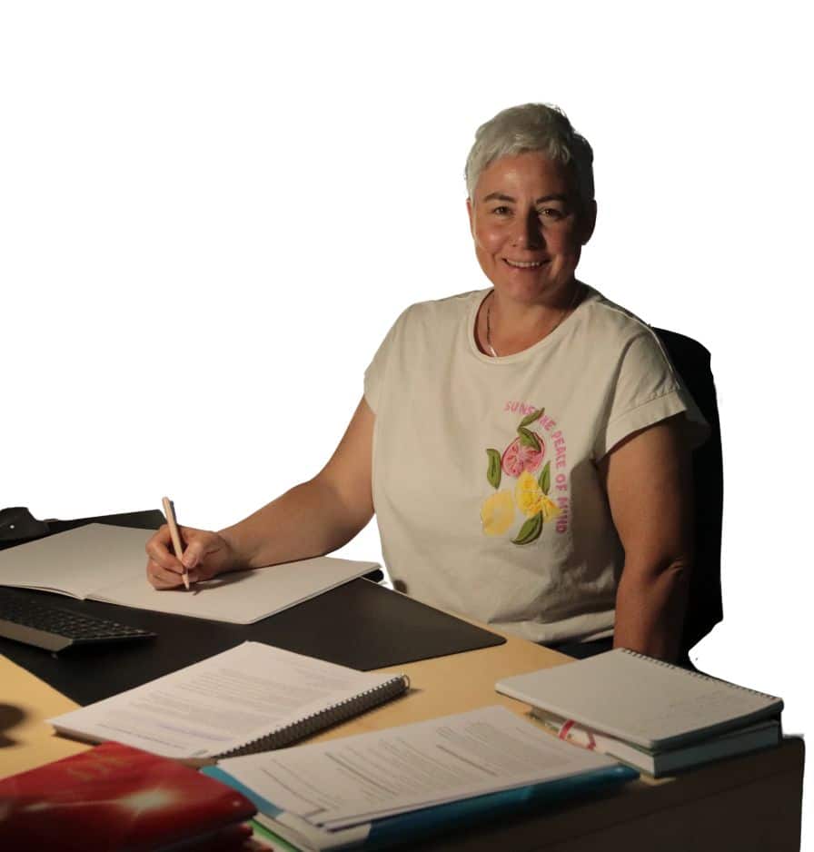 Assunta Darbellay assise à son bureau à Savièse